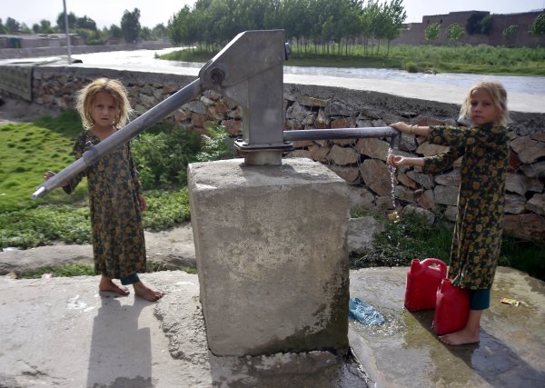 郑州配资网在线登录 能让2万饥儿果腹的援助，美国政府要销毁了
